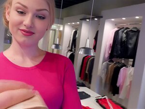 Un jour, la plantureuse Lucy Heart s'ennuie avec son travail qu'elle