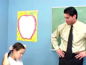 Une mignonne étudiante suce la bite de son prof