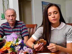 Petite beauté léchée prend du sperme de papy dans la bouche