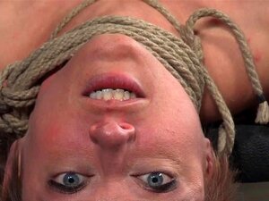 Peine de bastinado de Dee Williams dans un donjon, punition de