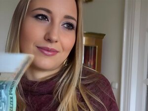 Une mignonne blonde tchèque se fait baiser pour un morceau d'argent