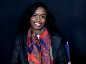 Une nana ébène bâillonnée fait des choses coquines dans un studio