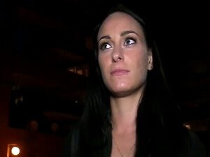 Une brune amateur suce une énorme bite en plein air