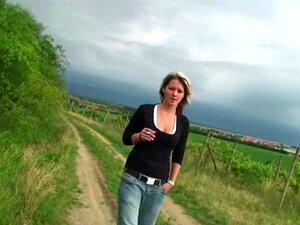 Suceuse expérimentée Aneta avalant profondément