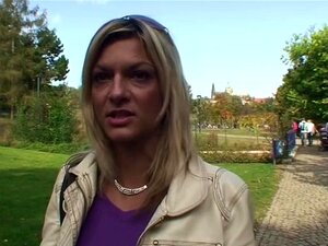 Une mignonne se met d'accord avec de l'argent pour baiser avec deux