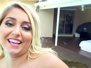 Une blonde à gros seins fait de l'anal près de la piscine, la blonde