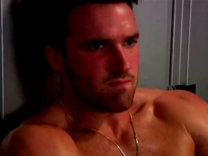 La pornstar jouit en tirant dans les vestiaires, la pornstar gay