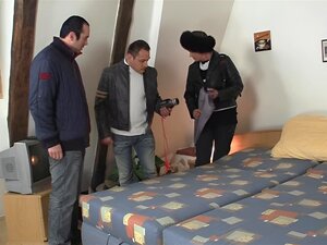 Deux hommes filment un film porno avec une vieille mamie poilue