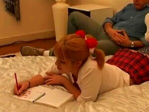 Un vieux pervers baise avec enthousiasme une mignonne salope comme un