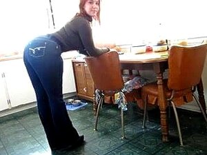 Fille blanche avec un gros cul en jean