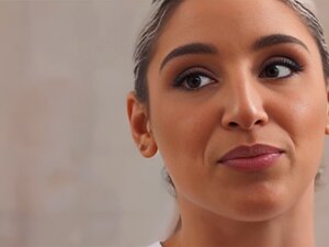 fumer chaud abella danger taquine dans la salle de douche