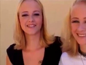 Un duo de jumelles blondes et toutes petites emmène leur mec dans une