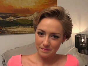 Elle parle puis se masturbe