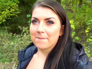 La nana étudiante Nika Black baise dans le parc pour de l'argent