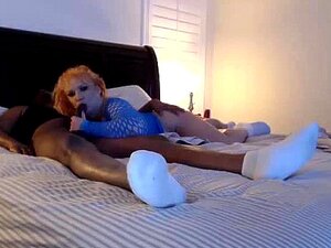 Une rousse avec un gros cul adore sucer une grosse bite noire