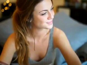 Se déshabiller et se fesser. La jolie fille se déshabille et se