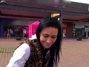 Une mignonne tchèque ravissante a été séduite dans le centre