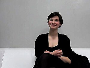 Casting de mignonne poilue avec éjaculation
