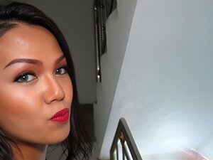 Ladyboy asiatique mignonne se fait baiser dans le cul. Ladyboy