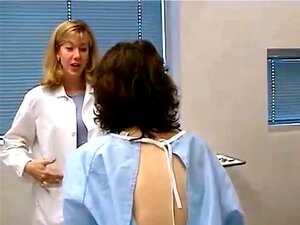 Véritable examen des seins sur une femme aux seins moches et tombants