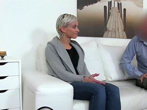 Fake Agent, mannequin blonde aux cheveux courts et chauds baisée en