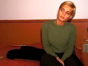 Plongez dans une aventure intense avec une blonde captivante dans