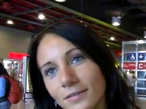 La jolie tchèque Martina suce et baise en plein air, jolie et assez