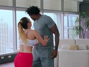 Le modèle BLACKED Tight n'a pas le temps pour rien d'autre que BBC