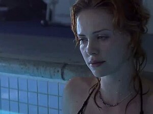 Célébre nue Charlize Theron Parlant seins nus dans la piscine