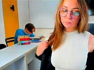Prof de lunettes joue au strip-tease. et pipe & sexe avec