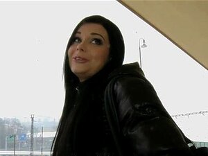 Victoria Blaze prend une énorme éjac faciale