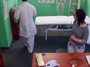 Le docteur baise un patient sur un bureau