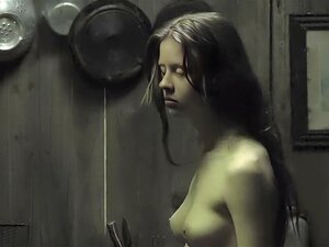 Mia Goth dans  Le Survivaliste  (2015)