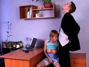 Une mignonne amateur fait une pipe à une grosse bite et une branlette