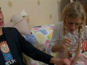 Une mignonne adorable est super excitée. Une fille adorable baise et