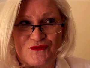 Gorge profonde grand-mère baisée dans le cul. Mamie gorge profonde