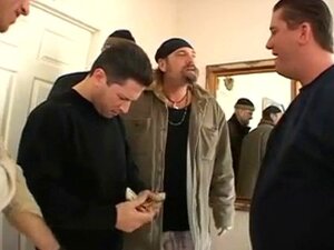 Une Latina appelée pour un gangbang