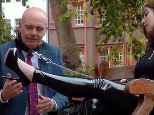 Maîtresse malicieuse esclave des pieds très public de toute la