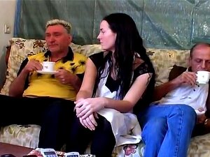 Regardez deux vieux salauds baiseur d'une fraîche