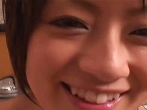 Une nana japonaise lave une bite puis l'utilise judicieusement sans