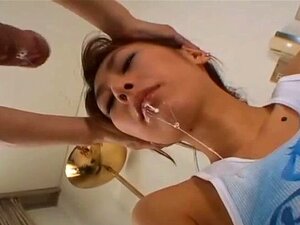 Une fille japonaise suceuse de bite adore avaler du sperme. Une fille