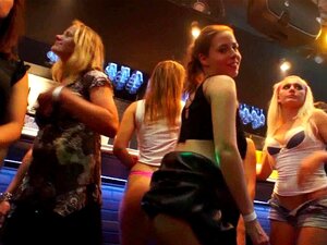 Des clubbers en chaleur baisent des grosses queues en public. Des