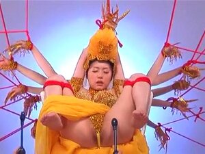 La salope japonaise Tsubomi en chaleur dans des godes / jouets