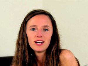 ATKhairy : Anya - Film Amateur, Anya est une belle brune fraîche avec