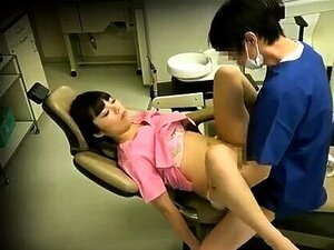Petite asiatique sexy se doigte avec un gode dans la chatte jusqu'à