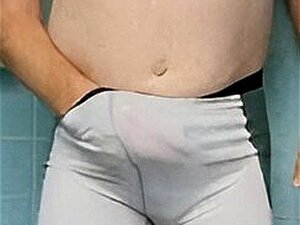 Se branler sous la douche avec un pantalon de cycliste