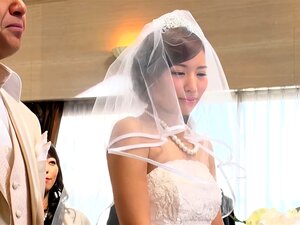 Mariée japonaise salope en lingerie se livre à une orgie sauvage