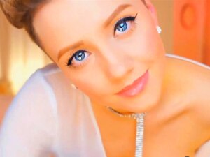 Une fraîche Russe coquine satisfait ses désirs devant sa webcam.