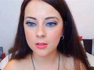 Jolie nana française gémissant fort en se baisant la chatte et le