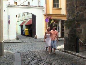 Un mec trouve sa copine en train de baiser avec son demi-frère !